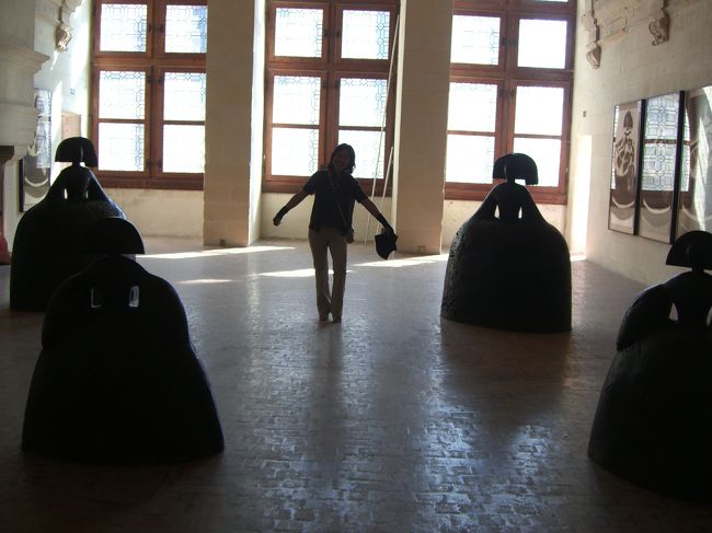 中にあったオブジェ。（中央は私の家内です。）<br />これは昔からあったものなのか不明。<br />なんのために飾ってあるのか、ご存知の方は教えてください。