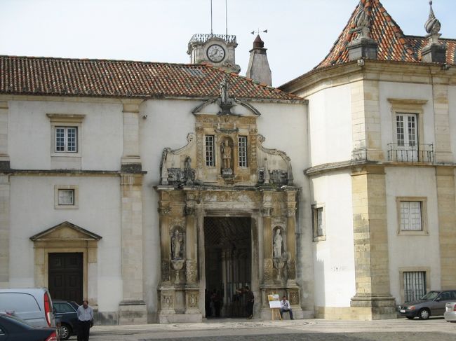 旧大学への入り口。鉄の門と言うそうです。<br />コインブラ大学はヨーロッパでも屈指の歴史を誇る大学で、ポルトガルの政治家や文人を多く輩出したそうです。