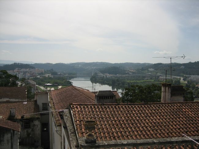 大学は高台の上にあるので、町を見下ろす良い眺め。<br />