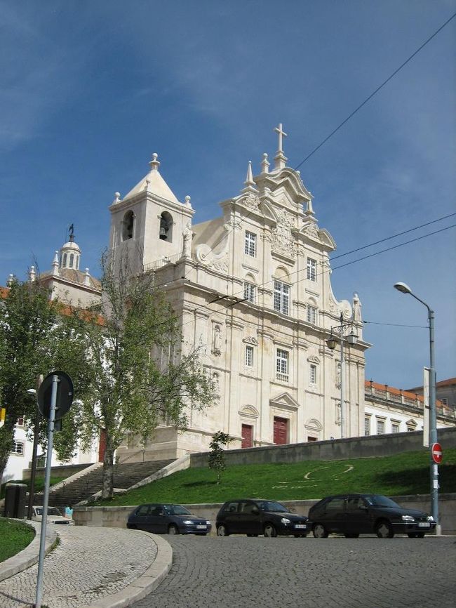 新カテドラルのファサード。新といっても16世紀末の建物で、完成まで1世紀かかったそうです。<br />