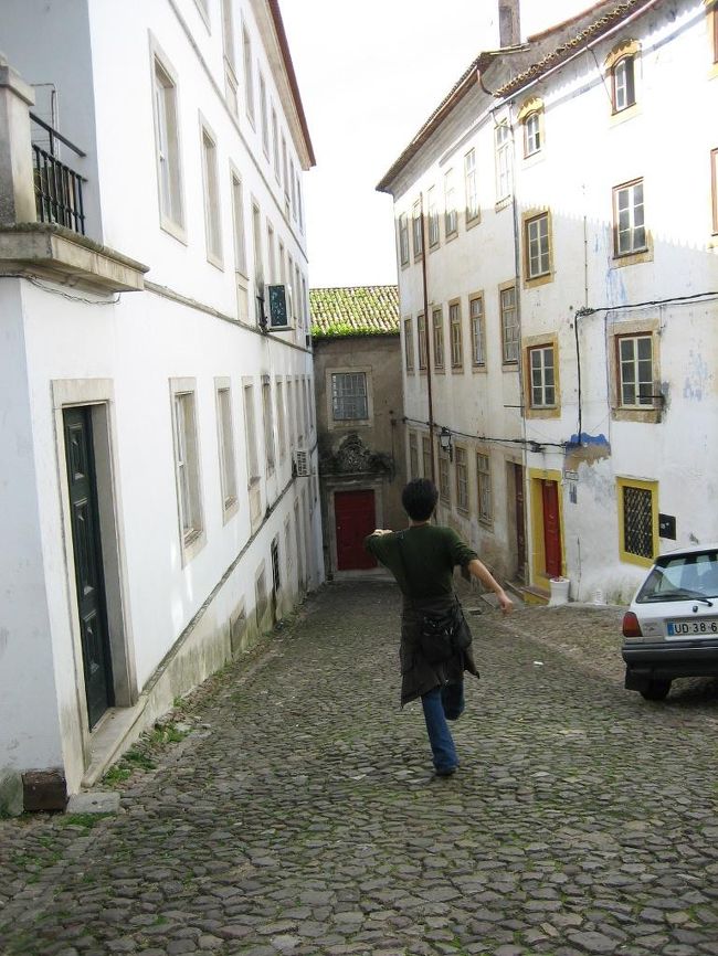 旧大学の横の路地を下る道です。<br />当たり前のように石畳ですが、今の時代に石畳を維持することはいろいろと大変だと思うんですけどね。<br />