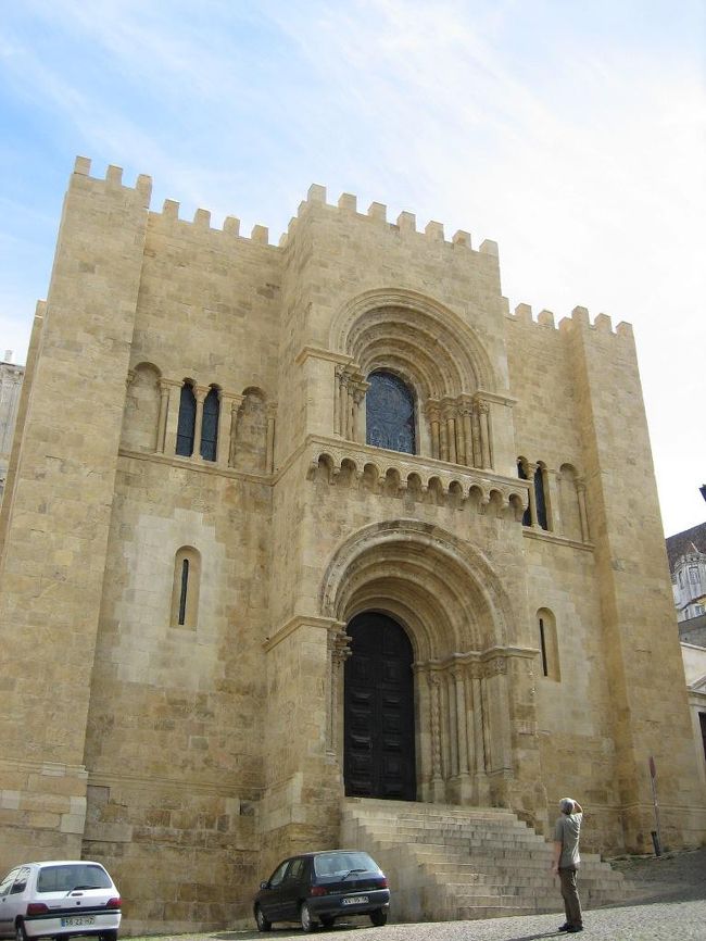 こちらが旧カテドラル。<br />12世紀後半に建造だそうです。