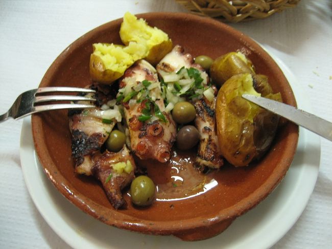 丘を降りて、お昼ご飯を食べる店を探して裏通りをぶらぶらしていると、テーブルが8つくらい狭いお店に並んでいて、奥に小さなキッチンがある、食堂という感じのお店を発見。<br />ガイドブックの後ろにあるポルトガル語の一覧とメニューを見比べながら、イワシとイカをそれぞれ半分のポーションを注文。<br />これはイカ。めちゃくちゃうまい！！