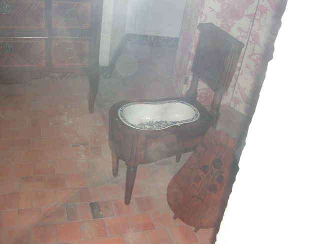 ガラス越しに展示してあった「おまる」です。