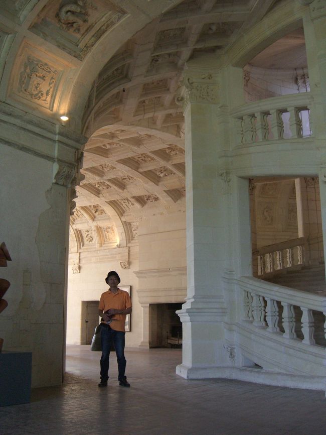 らせん階段と部屋の壁から天井への彫刻。<br />城の持ち主の紋章などが埋め込まれているそうです。