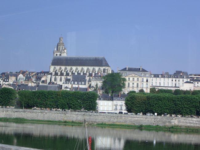 シャンポール城から次のシュノンソー城へ。<br />写真は、移動の途中に車窓から見たブロワ城です。<br />