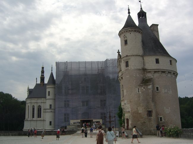 シュノンソー城の正面です。残念ながら修復中。<br />この城は、過去に５人の女性が持ち主になったとのこと。現在民間人の所有になっていて、サービスが良くなったそうです。