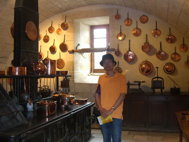 厨房には、当時のなべなど料理道具が展示されていました。<br />川から水を汲み上げる道具もあり、結構便利な暮らしぶりが想像されます。