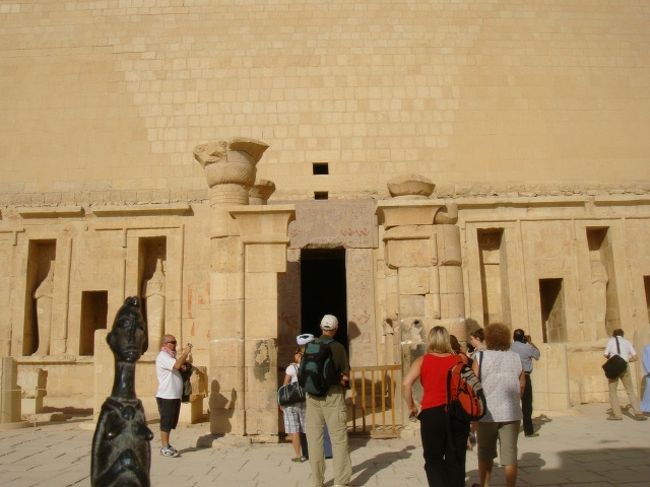 修復工事をしているのか、それとも元々公開していないのか、奥に入ることは出来なかった。