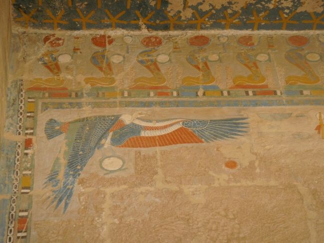 「ネクベト女神」<br /><br />ハゲワシの姿をしたネクベト女神が翼を広げて神殿を守っている場面が描かれているらしい。