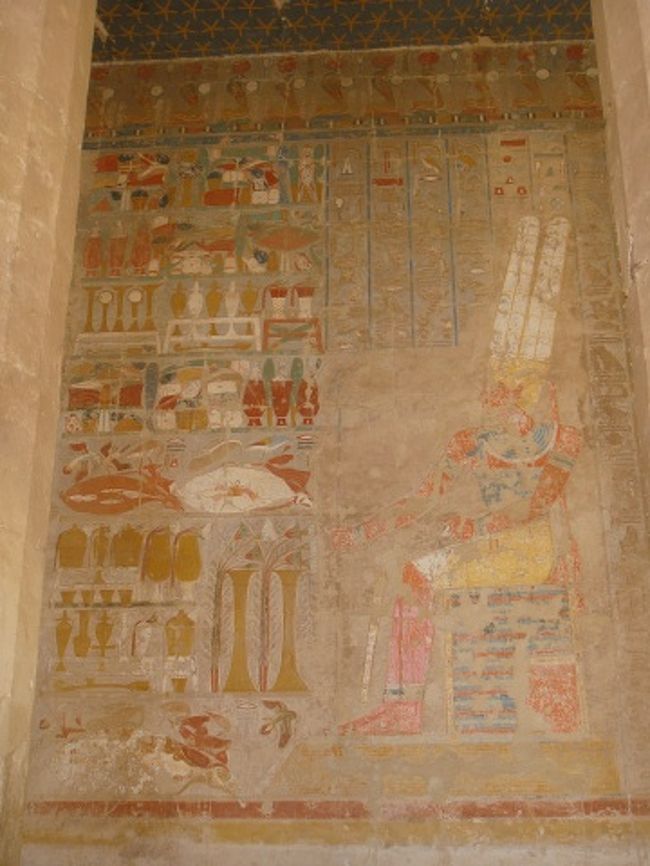 列柱ホールに描かれたお供え物の前に座るアメン神。