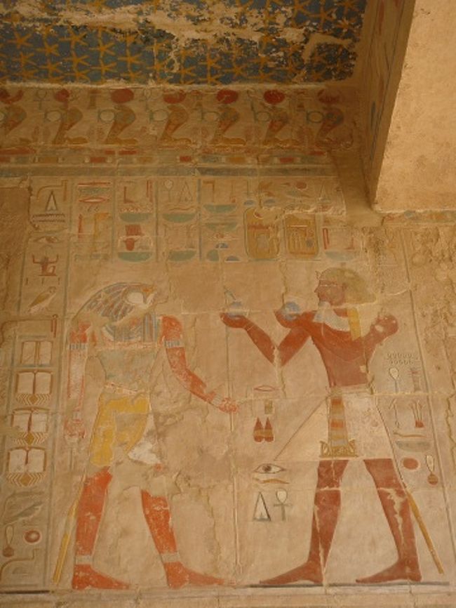 アヌビス神殿列柱ホール<br /><br />ソカル神にお供え物を捧げるトトメス3世。