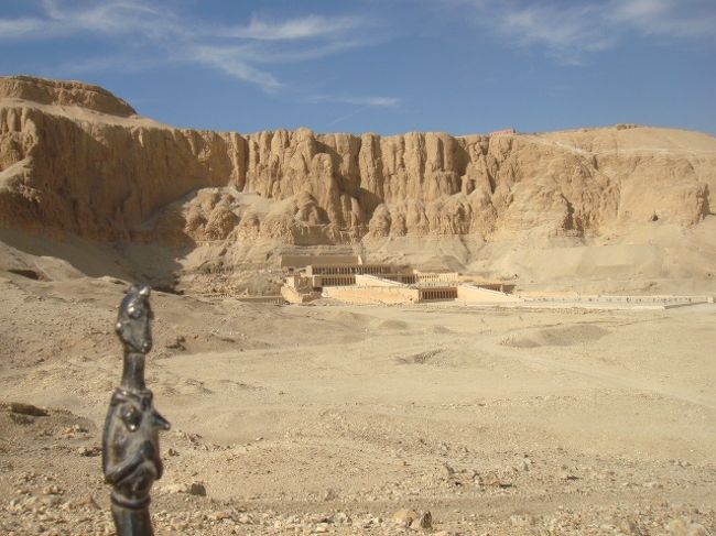 「貴族の墓」の上を登った所から眺めた「ハトシェプスト女王葬祭殿」