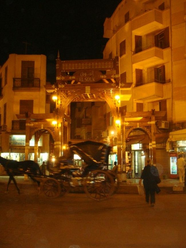 ルクソールのスークの入口。<br /><br />観光用の馬車かな？！