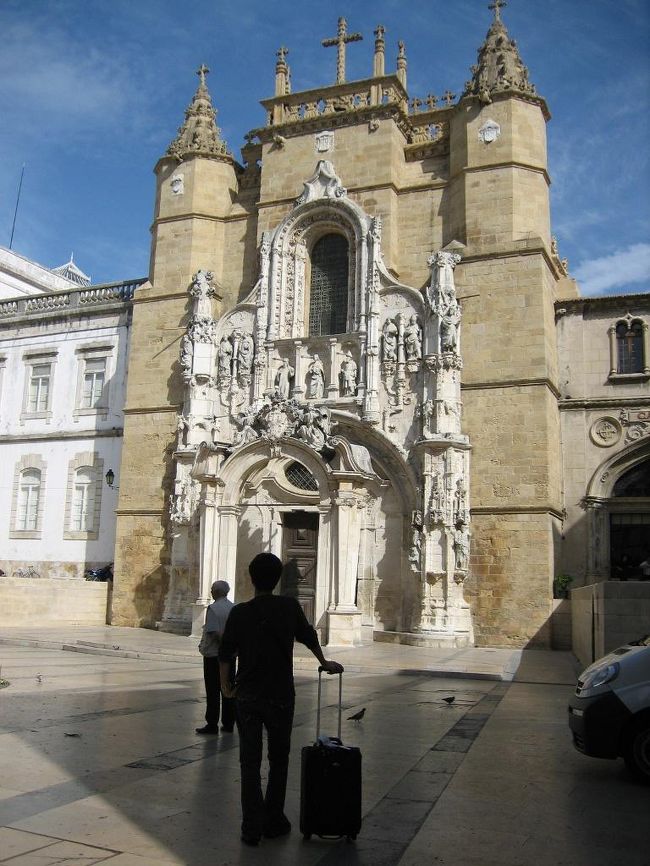 腹ごなしに旧市街を更にぶらぶら。<br />これはサンタ・クルス修道院です。<br />コインブラはとてもこじんまりとした町でしたが、楽しい町でした。<br />駅前のカフェのおじさんにお礼を言って、コインブラをあとにいよいよポルトに向かいます。