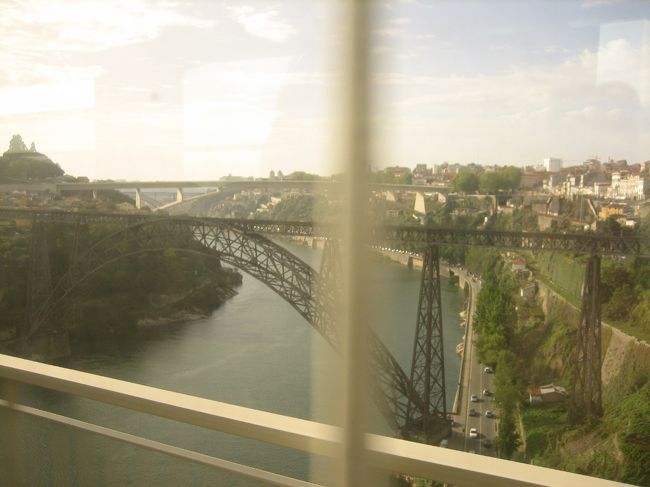 電車で約一時間ほどでポルトに到着です。<br />ドウロ川が見えてきました。<br />特急列車は郊外にあるカンパニャン駅停車でしたので、町の中心のサン・ベント駅までローカル電車に乗ってむかいました。<br /><br />