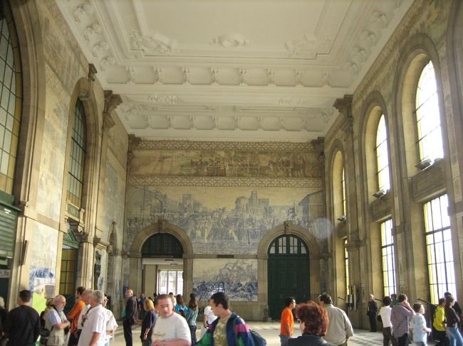 サンベント駅は構内がアズレージョで飾られたとても美しい駅でした。