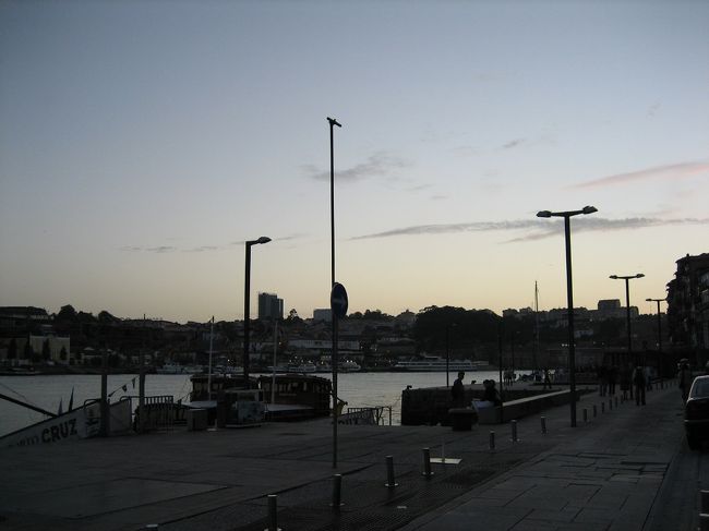 川から一本入った細い道沿いに2件のレストラン。一軒目は広く、ピアノがおいてあっておしゃれな感じのまさにレストランって雰囲気。<br />もう一軒はテーブルが2列に並んだら精一杯の狭いお店で、店の前のメニューも飾り気の無い手書き。<br />どっちにしようかかなり迷った末、小さいほうのお店に旨そうな雰囲気を感じて、決定。<br />またまたメニューとガイドブックを見比べて、ポルトガル語を解読して、あんこうのアローシュ（魚介のだしが利いたトマトソース味の雑炊みたいな料理）といわしの塩焼きをそれぞれ半人前と白ワインのハーフボトルを注文。<br />ここではアローシュが絶品でした。奥さまは、ここのアローシュを食べてから各地でアローシュばっかり頼んでましたが、結局ここのが一番美味しかったとしきりに言ってました。<br />あと、パンに付けて食べるいわしのバテも激うま。<br />大満足してお会計はまた20ユーロちょっと。