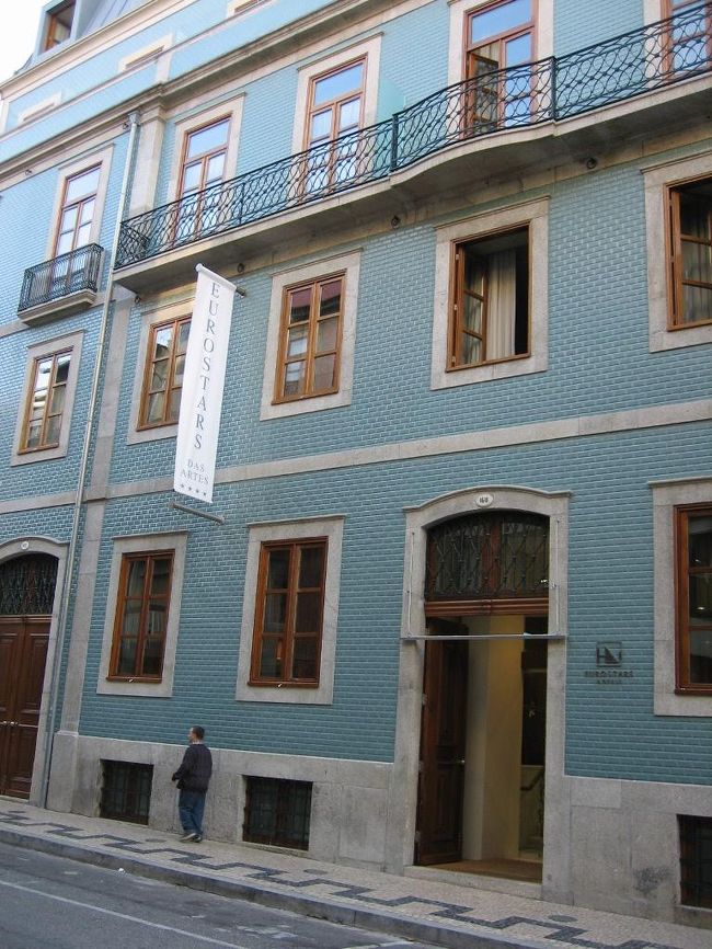 ホテルの外観です。<br />荷物を解いてから、とりあえずポルトの町を散策。何がどこにあるのかもよくわからないので、とりあえずご飯を求めて、町の真ん中を流れているドウロ川に向けて斜面を下りていきます。<br />