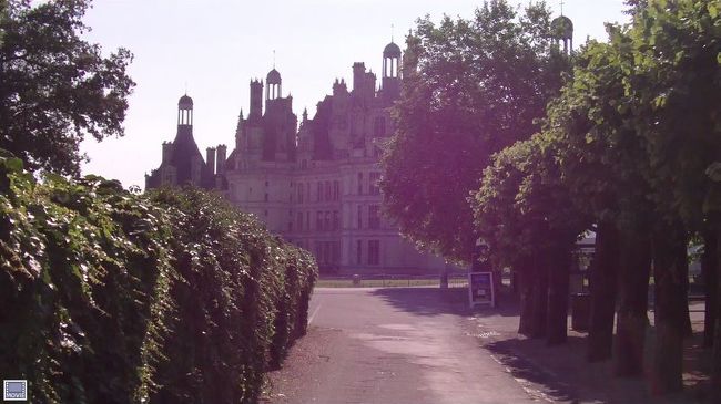 ３日目は、ロワール地方の古城巡り。<br />朝８時に出発して、シャンポール城に向かいます。<br />朝一番なので、観光客はいないようです。