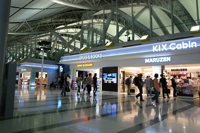 いつものように、梅田からバスで関空へ。<br />夏休み前だからか、シャトルバスも空いてました。<br /><br />関空のパスポートコントロール後、<br />免税品店エリアがリニューアルしていて、<br />通路は狭くなったぶん、ショップが増えてました。