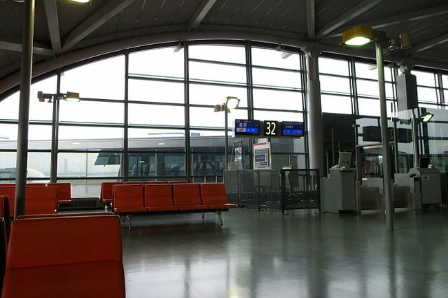 JALの｢関空発・香港行き｣の表示を見るのも<br />最後になるんでしょうか。<br /><br />数年後か、何年後でもいいけど、<br />また運行してほしいな。<br /><br />今日の機内は空いていて、<br />後ろの方は結構あいてました。<br /><br />