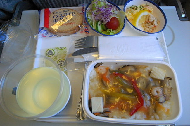 機内食は、海鮮あんかけを。<br />うーん…失敗＞＜。<br /><br />旦那さんが選んだカレーの方がおいしかった。<br /><br />ドリンクは、JALオリジナルのユズにしました。<br />これはまぁまぁおいしかった。<br /><br />機内では、｢ハンコック｣や、<br />｢アリス･イン･ワンダーランド｣などを見て過ごす。<br /><br />普段は全く見ないのに、なぜか機内では<br />ついつい外国のギャグビデオを見てしまう。<br />これが結構面白い。