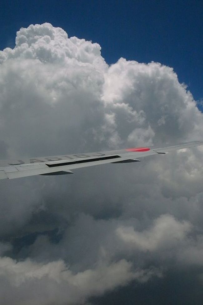 進行方向向かって、右側に座るのは久しぶり。<br /><br />途中、香港上空で、夏っぽい雲の中を飛びました。