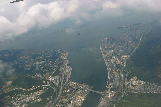 さっきの雲を通り抜けた下には、<br />こんな景色が！<br /><br />思わず歓声をあげてしまった。<br /><br />香港に着くぞ〜と実感がわく。