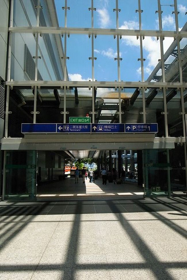 無事空港につき、心配していた天気も快晴！<br /><br />パスポートコントロールを通り抜けられる<br />｢香港國際機場訪港常客證｣<br />(HKIA Frequent Visitor Card)を使って、<br />15分くらいで外へ。<br />※参考→http://www.hongkongnavi.com/blog/blog_top_view.php?blog_id=5002380<br /><br />やっぱり便利だなぁ、<br />このカード。今回で失効するのが惜しい…。<br /><br />市内へのバス乗り場に向かいます。<br /><br />今回もE11のバスで。(終点が天后)<br />バスターミナルの右手一番奥の奥に<br />乗り場があります。<br />終点まで乗るだけだから、<br />じっくり景色も楽しめそう。<br /><br />空港の外に出ると、いきなり熱風が…。