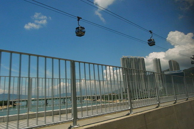 途中、ゴンピンのケーブルカーが見えました。<br /><br />空港-市内のバスは、左手に座る方が<br />景色が見やすくて写真も撮りやすいのでいいです。<br />(夏は日が当たり、暑い側ですが…)。<br />右側は、外側に広告がラッピングしてあるので、<br />内側から景色がみづらいです。