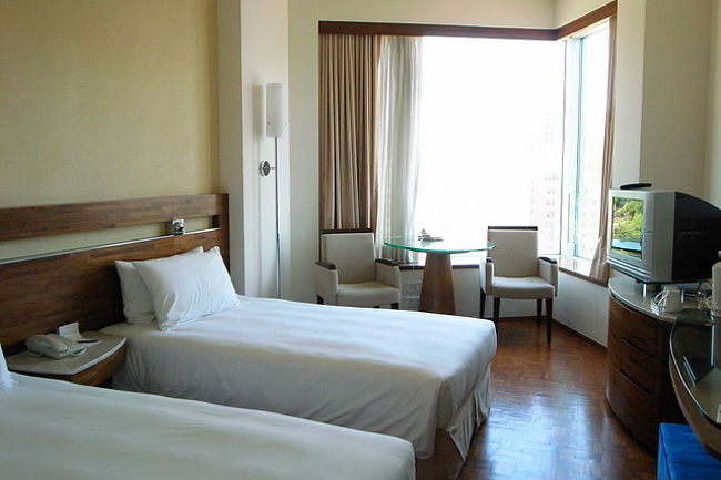 途中車が混んでいたけど、<br />約70分でバスの終点｢天后｣に到着、<br />目の前のL'hotelへ到着。<br /><br />対応してくれたフロントの女の子が、<br />学生みたいに若い人だったけど、<br />お願いしてないのに、<br />26階にアップグレードしてくれた。<br />(見晴らしがいいだけで、それほど部屋の<br />間取りは変わらない。)