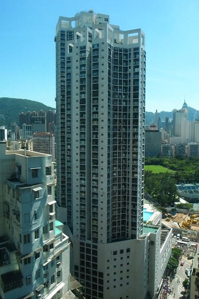 駅の上にあるマンションにはプールがあって、<br />誰か泳いでるのが見えました。<br /><br />快晴で気持ちいいけど、外はほんとに暑い。