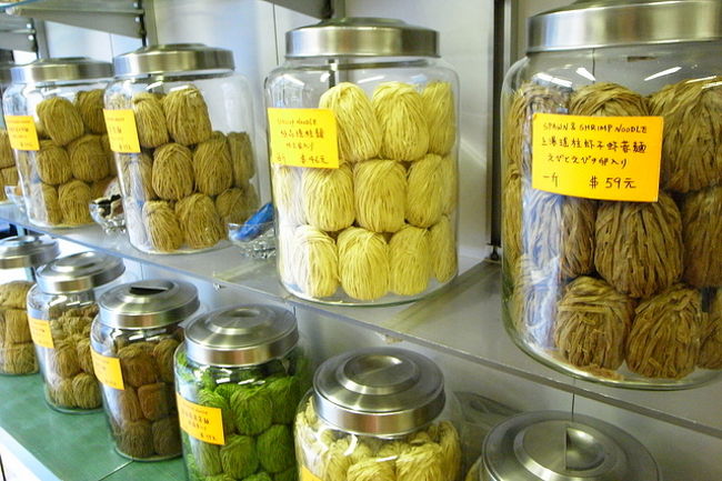 地上は、デモ行進で混んでいるようなので、<br />地下鉄で上環まで移動。<br /><br />いつものお茶屋さん｢嶢陽茶行｣に行く。<br />※2009年の旅行記参考→http://4travel.jp/traveler/naicha/pict/15531785/<br /><br />1年以上ぶりなので、覚えていてくれるか<br />不安だったけど、すぐ思い出してくれて、<br />みんなで歓迎してくれた。<br />｢今日は記念日で、人が多いですね｣というと、<br />｢そうね、移動はトラムじゃなくMTRで移動してね｣と<br />いろいろ教えてもらう。<br /><br />ここでは私が好きな鉄観音と、旦那さんが好きな<br />ポーレイ茶を購入。<br /><br />｢今度はまた1年後？待ってるよ！｣と<br />にこにこ顔で送り出してもらう。<br /><br />その後、数軒先の｢安利麺｣で、<br />魚の平麺(あえ麺とかにぴったり)と、<br />XO醤(20ドルで安い！美味しい！)を購入。<br />ここの対応も気持ちいい。