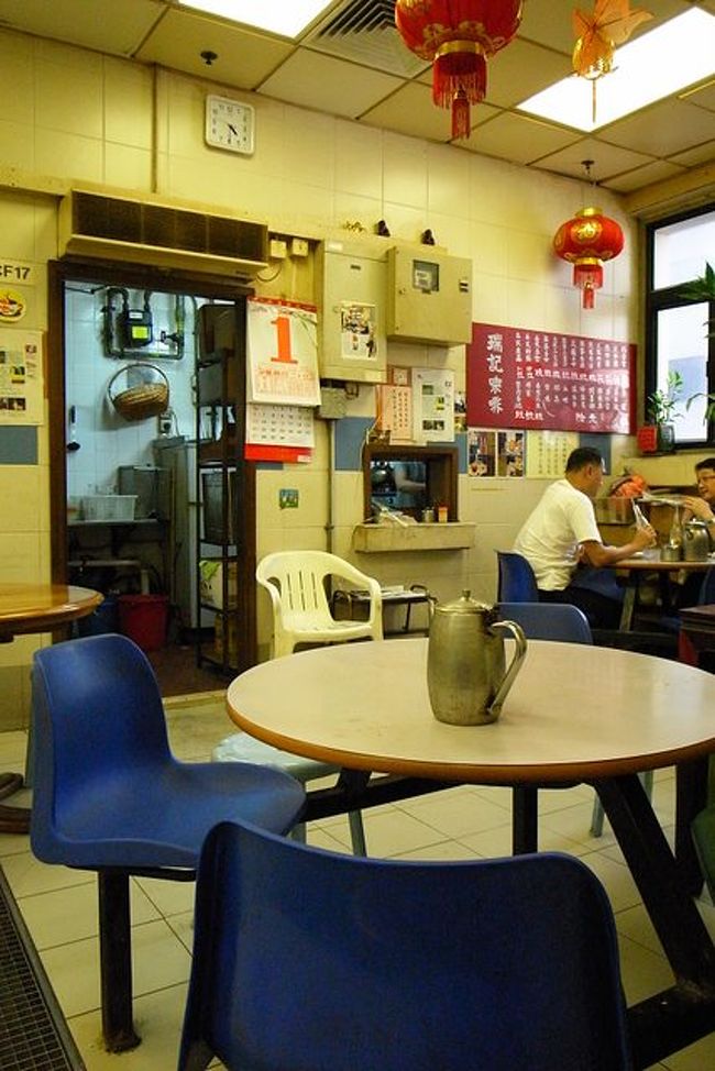 お茶屋さんの近くにある｢上環街市｣内(日本式３階)の、瑞記へ行く。<br />※参考→http://www.openrice.com/restaurant/sr2.htm?shopid=18167<br /><br />ここは初めて行ったお店。<br />６０年以上の歴史があるお店だそうで、<br />人気は、ビンで冷やしたミルク珈琲や紅茶。<br /><br />祝日で他の店舗は営業してなくてがらーんとした中、<br />テーブルは満席だった。<br /><br />どーしようかな〜と、メニュー(写真の右上に<br />写っている赤いプレート)を見つつ立っていると、<br />オーナーらしきおじいちゃんが、<br />小さな2人がけテーブルを出してくれて、<br />座るようすすめてくれた。<br /><br />香港では、どこでも、一旦お店にはいると、<br />見てないようでいて、ちゃんと帰るまで<br />見ててくれるので、いつもホッとする。<br /><br />ここの名物のアイスミルクティと、<br />牛肉＋葱が入ったバーガーをオーダー。