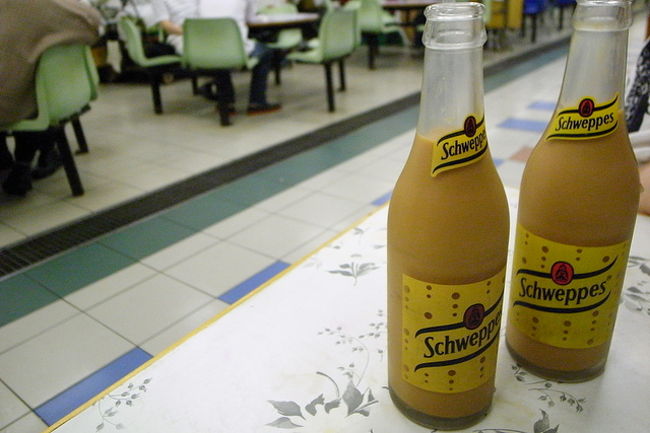 最初に名物のアイスミルクティが到着。<br /><br />ここのは、氷で冷やしてあるのではなくて、<br />なぜかシュエップスの空き瓶に入れて<br />冷やしてあるので、最後まで濃いミルクティが<br />飲める。<br /><br />私たちが一息ついていると、<br />最初混んでいた席も、みんな帰ってしまって<br />がらーんとしてきた。<br /><br />確か5時半頃に閉まるお店なので、<br />そろそろ店じまいなのかな。