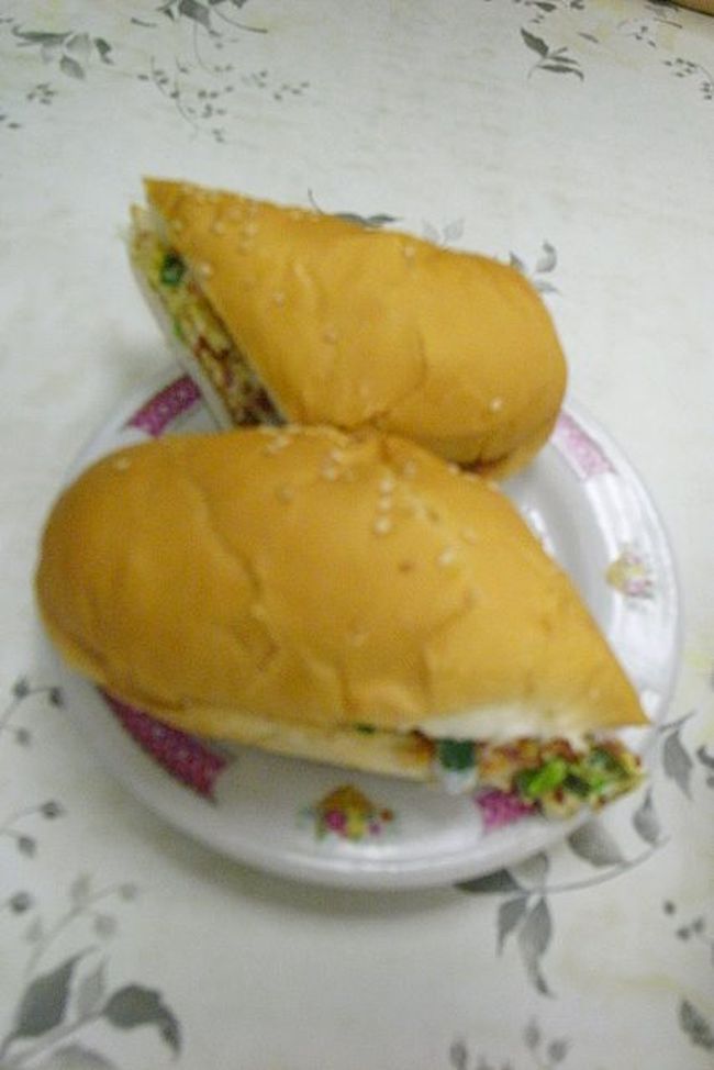 牛肉＋葱が入ったバーガー。<br /><br />２つに切ってくれてあった。<br /><br />優しい味で、ぺロッと平らげる。<br /><br />確かこのお店は、席を作ってくれたおじいさんが<br />何十年も続けているお店だったと思う。<br /><br />どれも手作りの味がして、おいしかった。<br /><br />アイスミルクティ×２本、バーガー(サンド？ )１つで<br />５０ドルしなかったんじゃないかな。<br /><br />最後に、魔法の言葉｢好好味！(ホウホウメイ)｣<br />※おいしかった！<br />とおじいさんに声をかけると、<br />｢そうかー｣という感じで笑ってくれた。