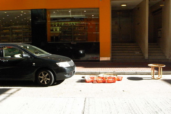 これもそう。<br />高級車の前に、広げた乾物…。<br /><br />いかにも香港的で、ほほえましい＾＾<br /><br />春や冬には見たことない光景なので、<br />夏の風物詩なのかも。