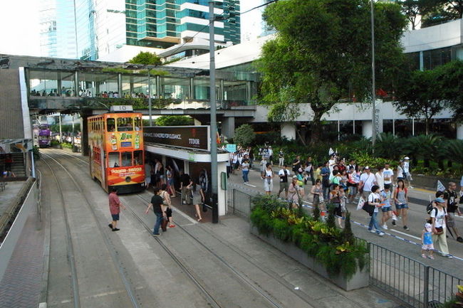 中環のH&amp;Mのセールを見たあと、<br />お茶屋さんで注意されたにも関わらず<br />トラムに乗ってしまう。<br />(トラムに乗るのが好きなもので…)<br /><br />まだ行進中らしく、<br />また湾仔あたりでトラムが止まり、<br />銅鑼湾付近に来ても全く動けず、<br />30分くらいでいけるところを、<br />ハッピーバレー方面の線路上に人がたくさんいて、<br />Uターンしながら1時間半かかって、<br />ハッピーバレーへ。