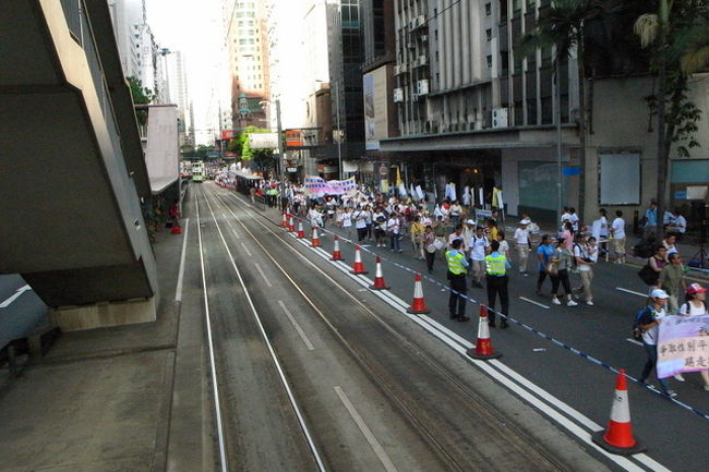 かなり大規模な行進らしく、<br />警察やらTV局やら、いろんな人が<br />たくさんいた。