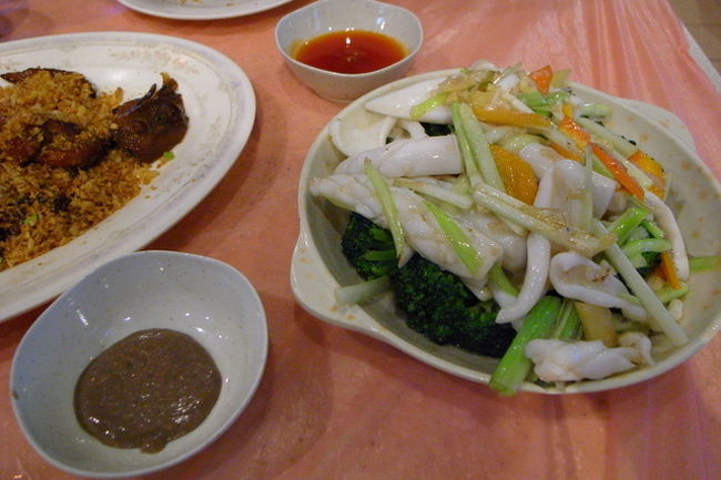 やっとトラムが進んで、終点に到着。<br /><br />ハッピーバレーの街市にある、<br />ここ何回か行っている食堂｢[女常]記｣へ。<br />※参考→http://www.openrice.com/restaurant/sr2.htm?shopid=8230<br /><br />既にたくさんのお客さんがきていて、<br />一番端っこに座る。<br /><br />鶏をパリパリに揚げた｢風沙鶏｣、<br />イカとブロッコリーの炒め物などを注文。<br /><br />相変わらずおいしい！