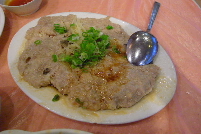 私の大好物、｢咸魚蒸肉餅｣。<br /><br />蒸したお肉の上に、クセのある塩っけのある魚が<br />乗っている、香港の家庭料理。<br /><br />このお店にもあることを知って、<br />初めて注文してみたけど、<br />あんまり美味しくなかったかも…。<br />(上にのってる魚がカチカチで、味がなかった)<br /><br /><br />リーシアターの上にある｢住家菜｣の咸魚蒸肉餅は、<br />魚がふんわり蒸されて、肉とからめると<br />何とも言えず塩気とうまみがプラスされて<br />おいしいので、おすすめ。<br />(ランチでも食べられる)。