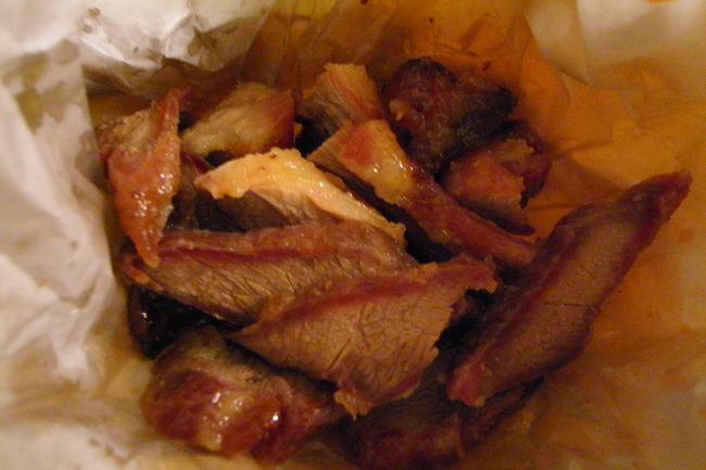 ホテルに戻り、<br />ハッピーバレーでテイクアウトした<br />チャーシュウを食べる。<br /><br />｢永祥燒臘飯店｣は、<br />前から、前を通るたびに気になっていたけど、<br />openriceの評判もなかなか良いので、<br />入ってみたお店。<br />※参考→http://www.openrice.com/restaurant/sr2.htm?shopid=3992<br /><br />注文するとき、お店のおじさんに、<br />｢このくらい｣と身振り手振りで１皿分くらいを<br />表現して注文するも、すごい量を切り始めたので、<br />その半分で！と減らしてもらう。(それでも多い)。<br /><br />手にいっぱいのチャーシュウで20ドル。<br />安すぎ…。<br /><br />TVをみつつつまむ。<br />甘くて柔らかくて、評判どおり美味しかった。<br />(ほぼ１晩でなくなった。)<br /><br />※テイクアウトの場合、油ぎとぎとの肉を<br />ほいっと紙袋に入れて渡されるだけなので、<br />スーパーの袋なんかを持っていくといいです。