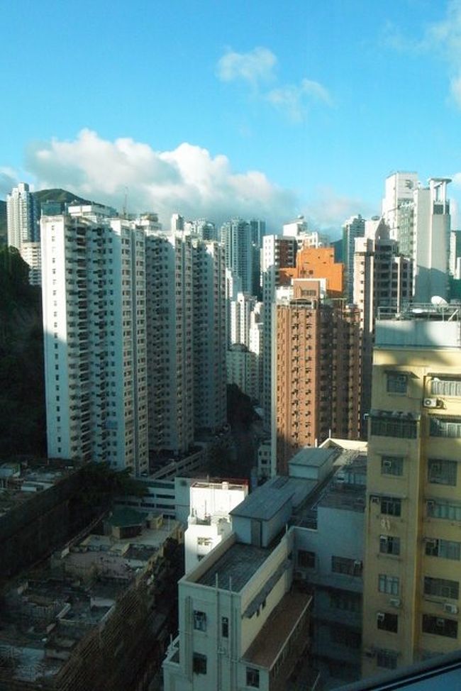 本日も晴天なり。<br /><br />でもちょっと雲があるかな。<br />傘は持って歩きます。