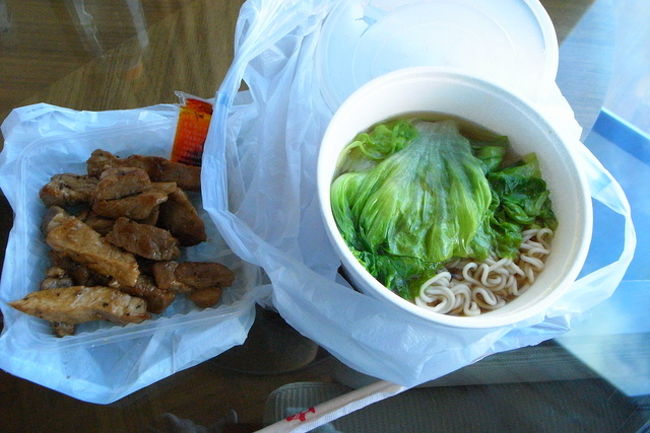 今日の朝食は、また昨年のように<br />元朗の｢大栄華酒楼｣まで飲茶を食べに行く予定。<br />※参考→http://www.openrice.com/restaurant/sr2.htm?shopid=6952<br /><br />でも、ホテルのある天后からは、<br />バスで1時間かかる…ということで、<br />食いしん坊の私たちは、まず朝食前の軽食感覚で、<br />ホテル近くの｢炳記｣というお店で麺をテイクアウト。<br />※参考→http://www.openrice.com/restaurant/sr2.htm?shopid=14250<br /><br />openriceを見ていて、<br />前から行ってみたかったんです、このお店。<br /><br />こんな感じで、豚肉の醤油煮込み(?)と、<br />レタスの乗った出前一丁、らー油を別々に<br />持ち帰ってきました。