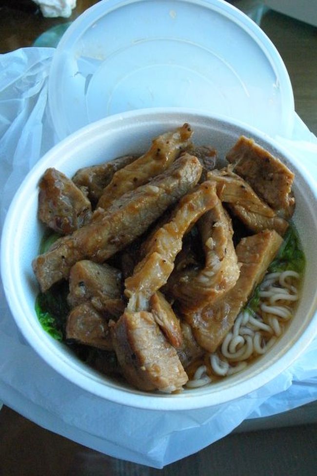 こんな感じで、豚肉をトッピング。<br /><br />見た目よりあっさりした味で、<br />でもボリュームはしっかりあって、<br />旦那さんと１つの碗を奪い合うように食べました。