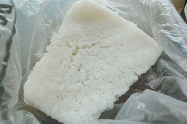 昨日の夜、タイムズスクエア(銅鑼湾)近くで<br />買った、｢白糖ごう｣も食べてみる。<br /><br />スポンジのような、ようかんのような、<br />なんか不思議な感じの味。<br />酒かすのような味もする。<br />どうやら発酵させて作ってあるらしい。