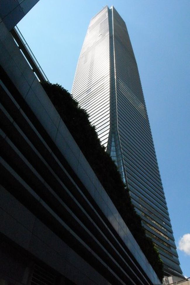 元朗からは同じ番号のバスに乗って、<br />西九龍で下車。<br /><br />西九龍の建築中の高層ビルが、<br />すごい高さになってました。<br /><br />実際に下から見上げると、怖くなるくらいの高さ。