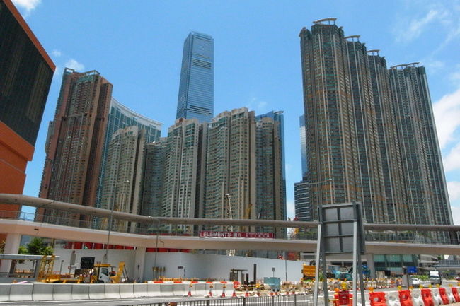 今度は、しばらく歩いたところから見た、<br />エレメンツ方面。<br /><br />2004年に初めて来たときは、<br />ここらへんは何にもなかったんですが、<br />どんどん開発されてますね。