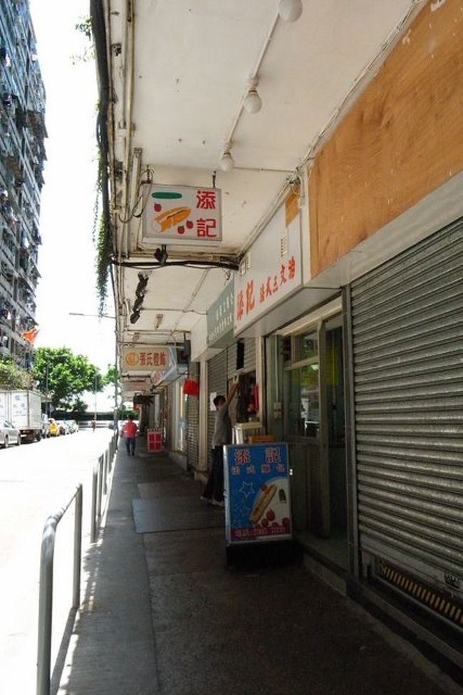 ベトナムサンドがおいしいと有名な、<br />佐敦の｢添記｣です。初めてきました。<br />※参考→http://www.openrice.com/restaurant/sr2.htm?shopid=9069<br /><br />行く前にMAPで見ると、佐敦のはずれにあり、<br />｢これならエレメンツからの方が近いかも」と思って、<br />元朗の帰りに立ち寄ることを計画してました。<br /><br />実際、エレメンツから長い歩行者用陸橋もあり、<br />10分くらいでいけたので、佐敦より近いと思います。